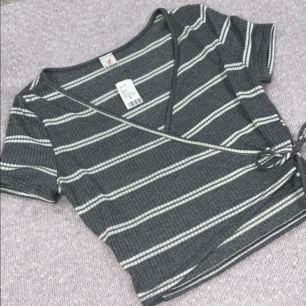 NWT Super Cute Criss Front Top🌿Small.